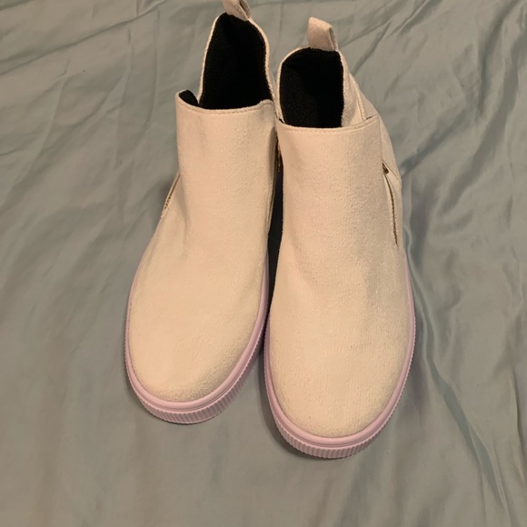 ❤️NEVER WORN❤️ NWOT❤️WHITE CANVAS SHOES❤️ - Picture 3 of 4